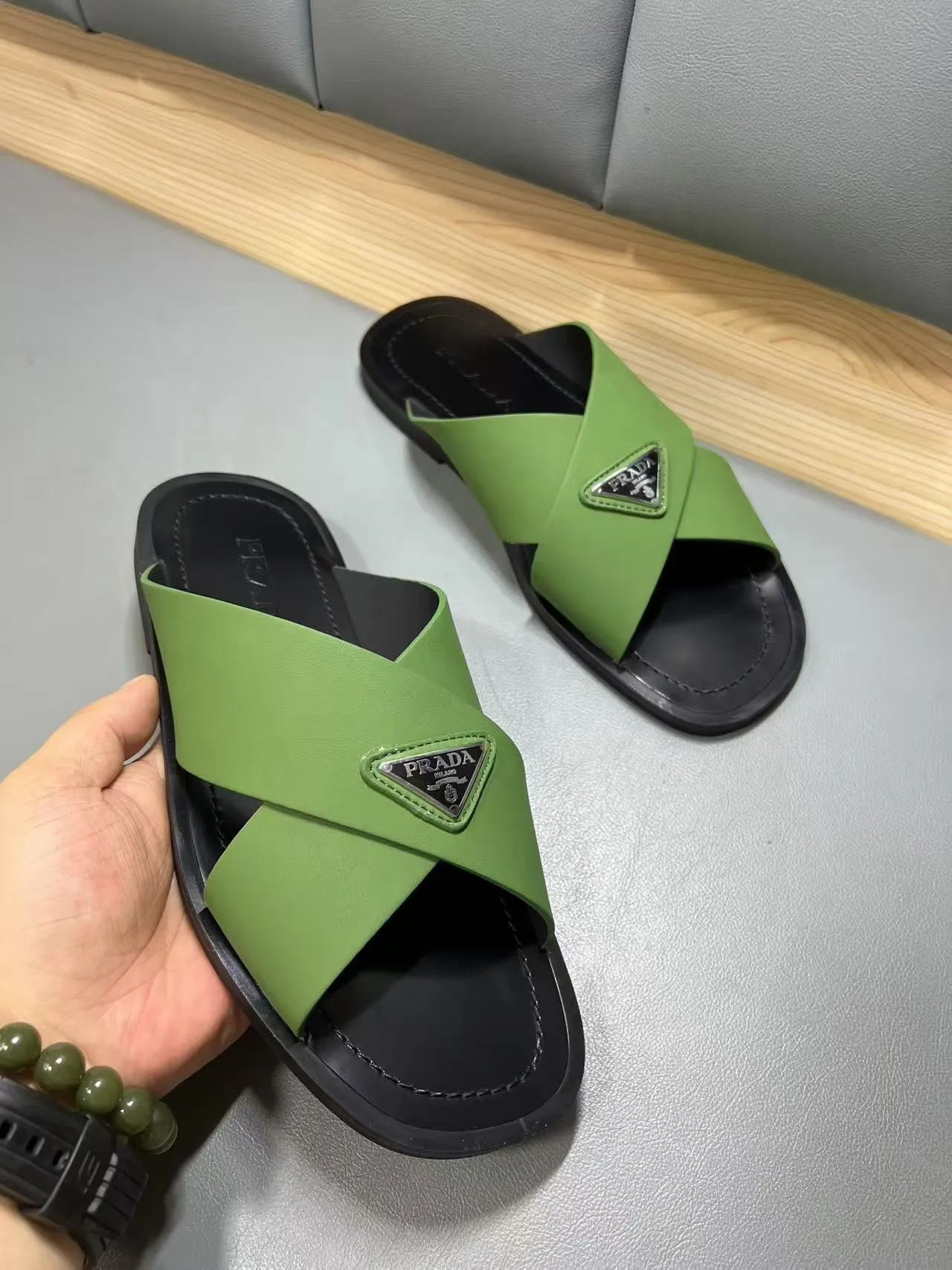 340💰PRADA Prada’s latest slippers are synchronized with the official website. This slipper is made of the brand’s unique and iconic Saffiano leather. The brand logo jumps out from the double straps, and the brand style is clearly visible. Cowhide gives men elegant charm and functional design, making it an ideal choice for vacation and leisure. Size:38-45